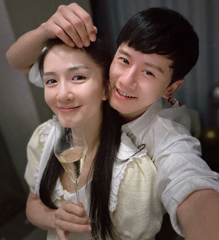 9月26日,是张杰和谢娜结婚12周年的日子,张杰晒出夫妻二人的合照庆祝