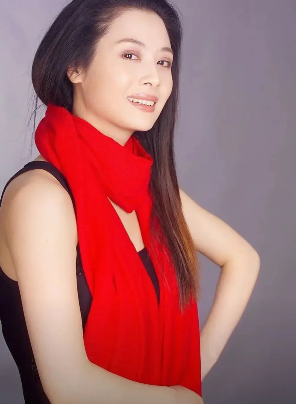 邓英的出尘气质是运筹帷幄的宁静与四平八稳的淡定的结合.