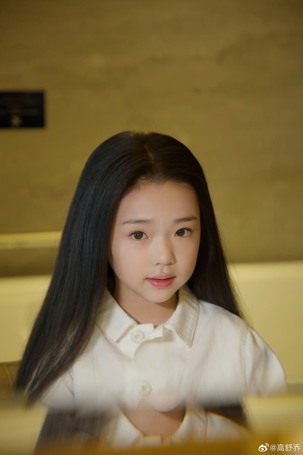 董璇工作室还晒出一组小酒窝走红毯前的妆照,化妆前的小酒窝气质看