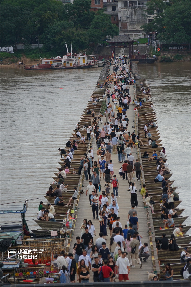 现实版"过河拆桥"!800年古桥由117只小木舟连成,至今仍在使用