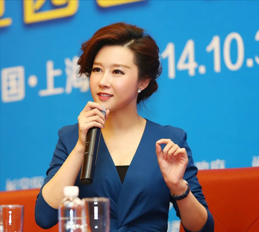 李静美还有一个妹妹叫李静萍,老公是杉杉股份的二把手,副董事长庄巍.