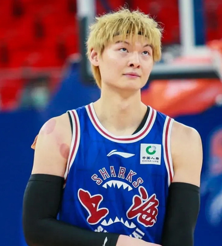 王哲林在球场之上的低迷表现也是遭到了外界的质疑,而在赛季初期,个人