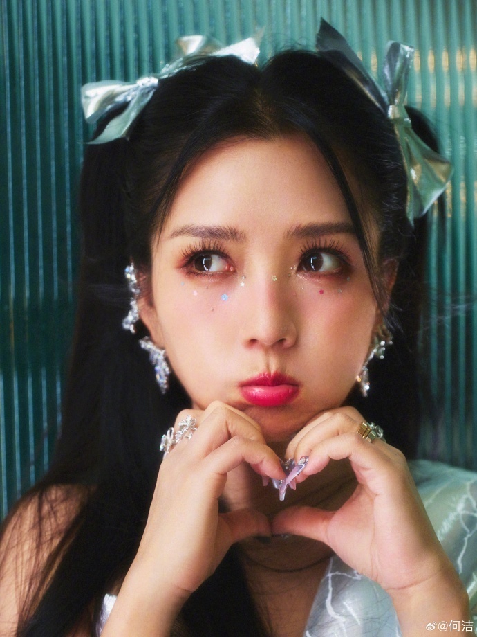 38岁何洁晒近照,双马尾配多巴胺穿搭,显瘦又可爱美到不敢认