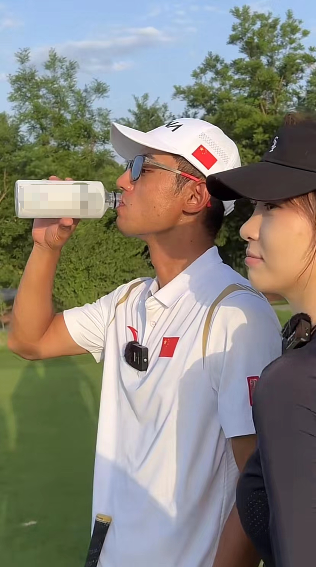 当时她曾和男网红梅尼耶互动频繁.