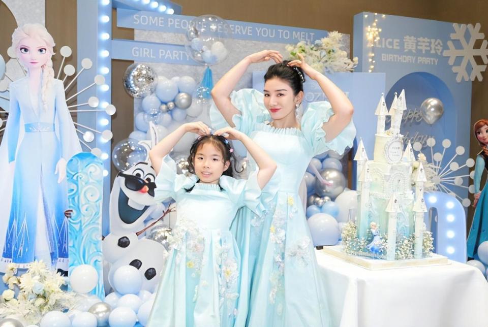 黄奕带女儿出游,11岁铛铛近照变化大好漂亮,身高猛蹿直追妈妈_腾讯