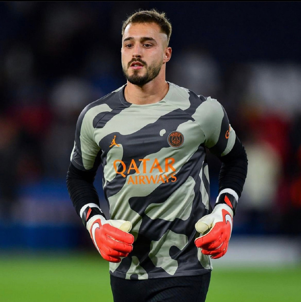 巴黎噩梦开局多纳鲁马飞踹染红3年第一红真核重伤退场