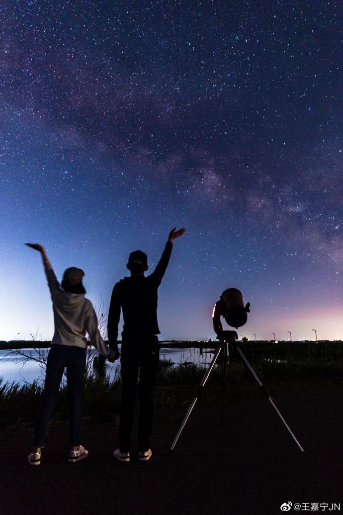 老公就在一旁安静陪伴,两人还一起看星星,在星空下浪漫牵手,在海边