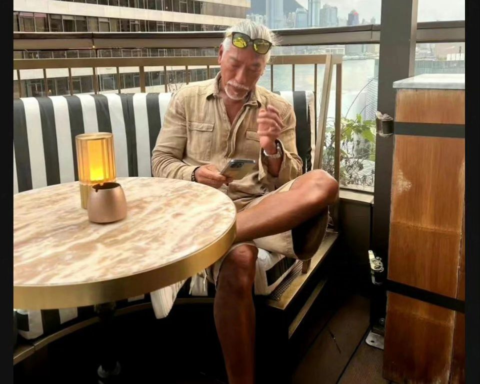 61岁张耀扬近况曝光，身材魁梧头但发胡子全白，网友直呼不敢认_腾讯新闻