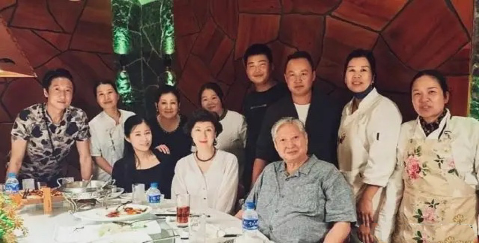 76岁洪金宝和家人逛夜市，坐轮椅穿布鞋身材肥硕，头发花白像奶奶_腾讯新闻