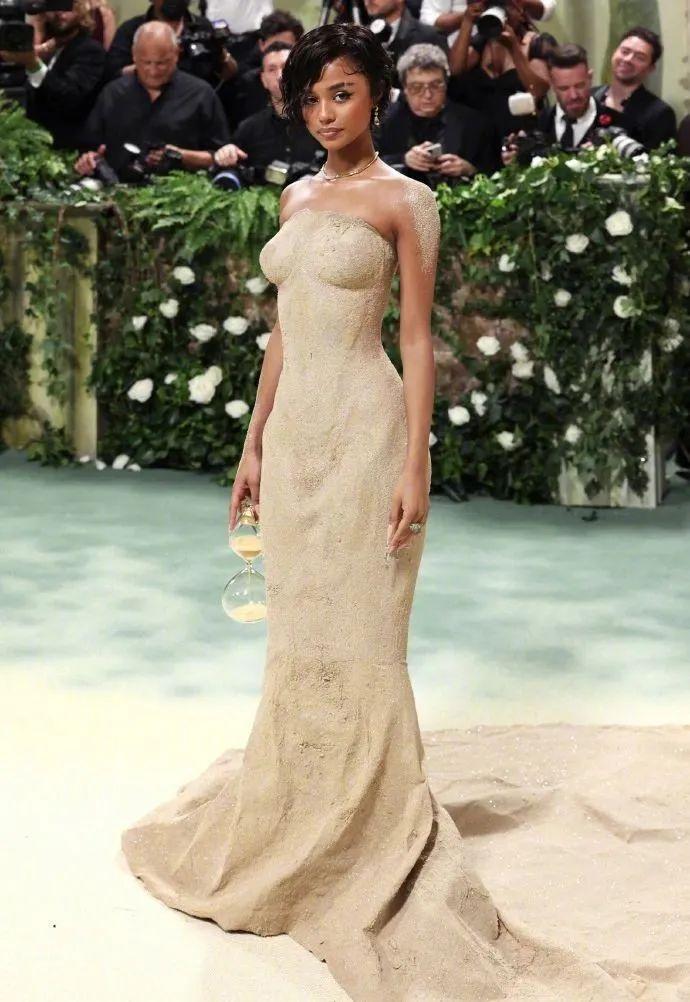 美国年度最受瞩目的红毯来了:有人惊艳,有人惊悚,我大开眼界