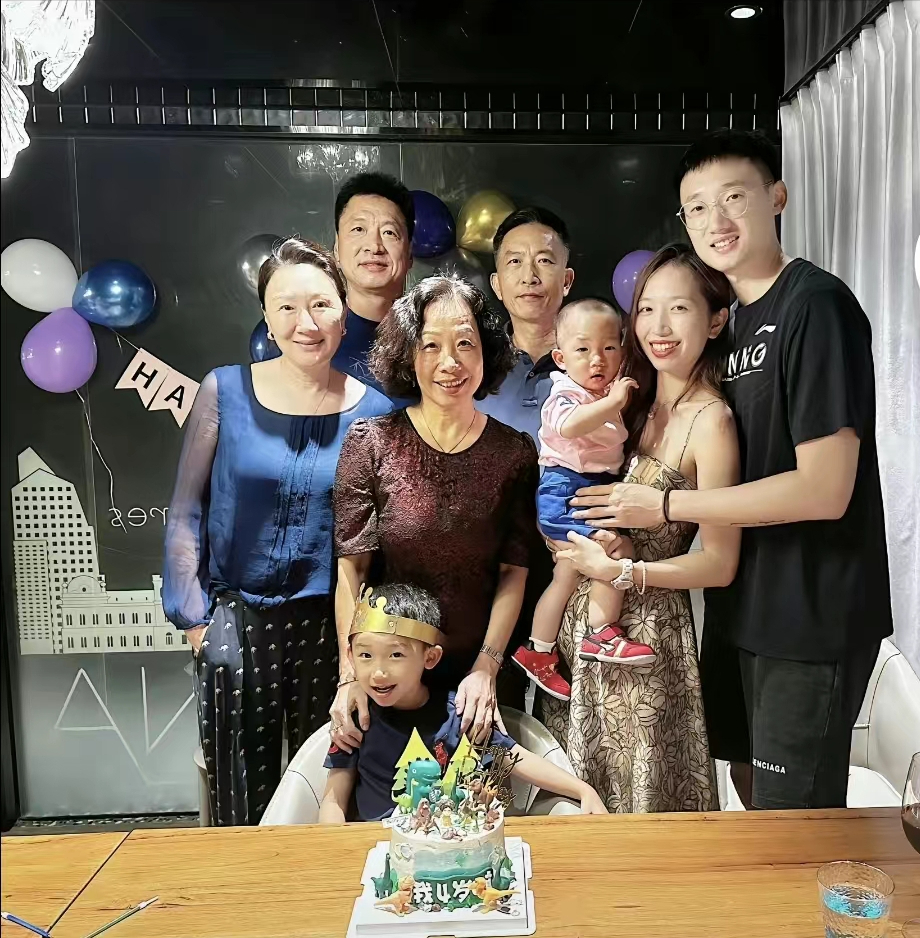 全家八口其乐融融,李春江惬意,尽享爷孙情深_腾讯新闻
