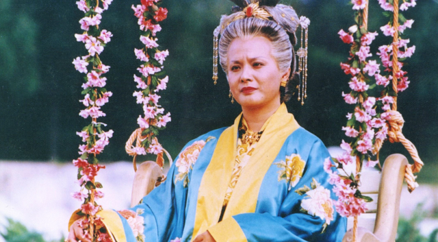 从武则天年轻时演到八十岁,但张青还是游刃有余,将武则天的威严形象塑