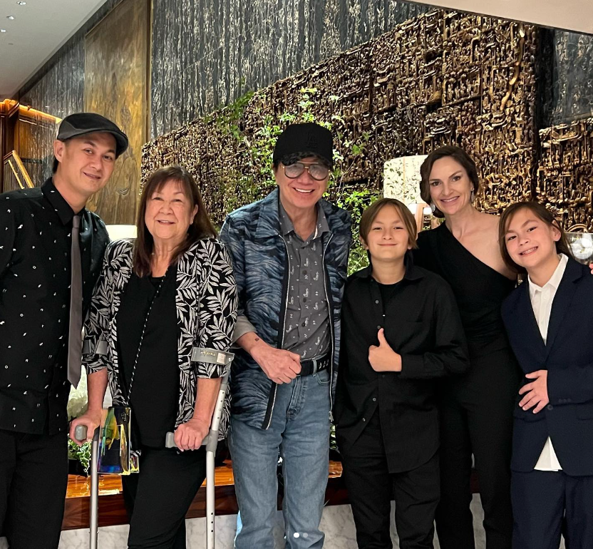 74岁许冠杰一家六口合影曝光仅1人没外国血统妻子行动不便