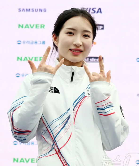 韩速滑女神金吉莉衣锦还乡坐上兰博基尼 坦言很想亲自开这辆豪华跑车_腾讯新闻