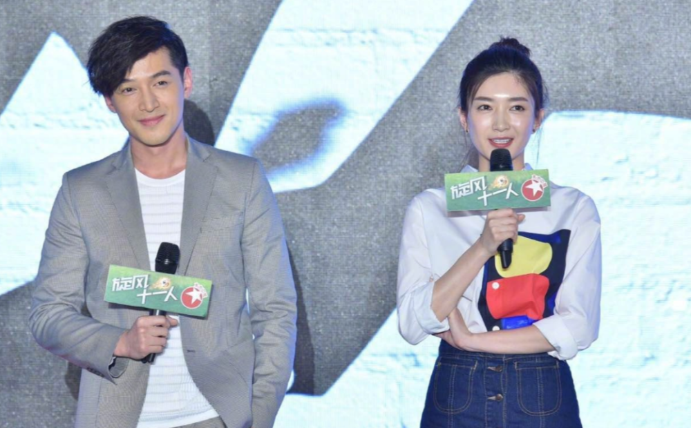 在2018年和2019年期间,胡歌两次被传和95年的新人小花章乐韵结婚,之后