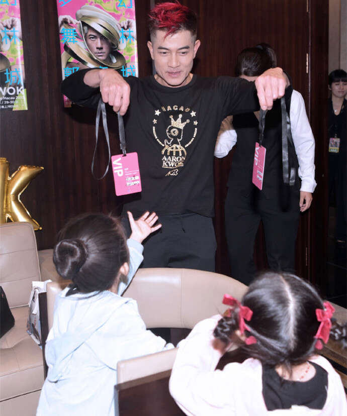 见郭富城谈到女儿那么开心,记者乘胜追击,问他什么时候再生一个孩子?