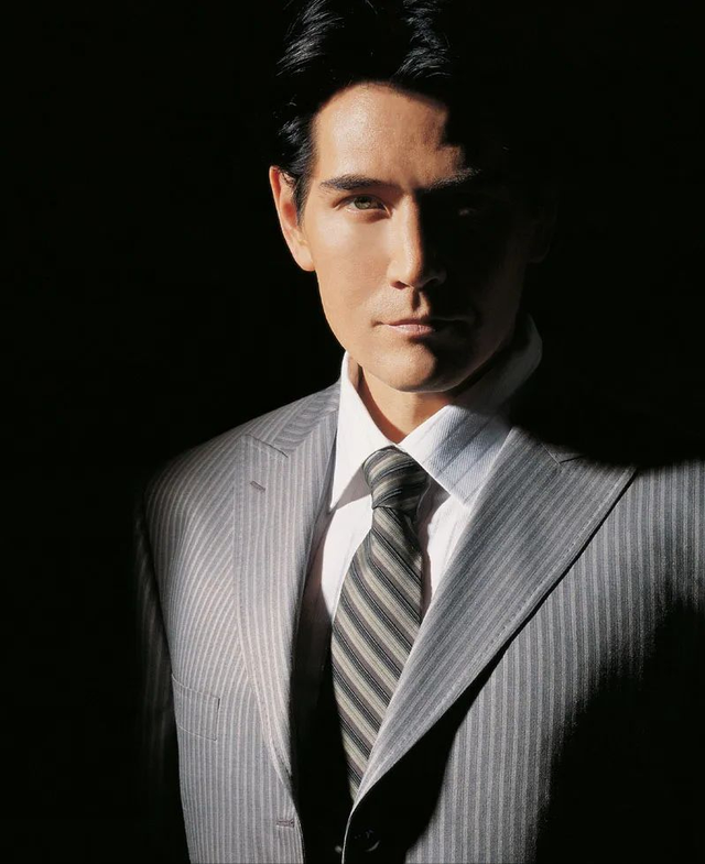 62岁费翔的豪宅火了,全屋奢华精致,复古温馨,单身也依旧精致_腾讯新闻