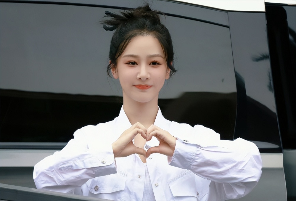 《星期六》出圈理由:杨紫的发际线,邓为的纹身,张晚意的脸_腾讯新闻