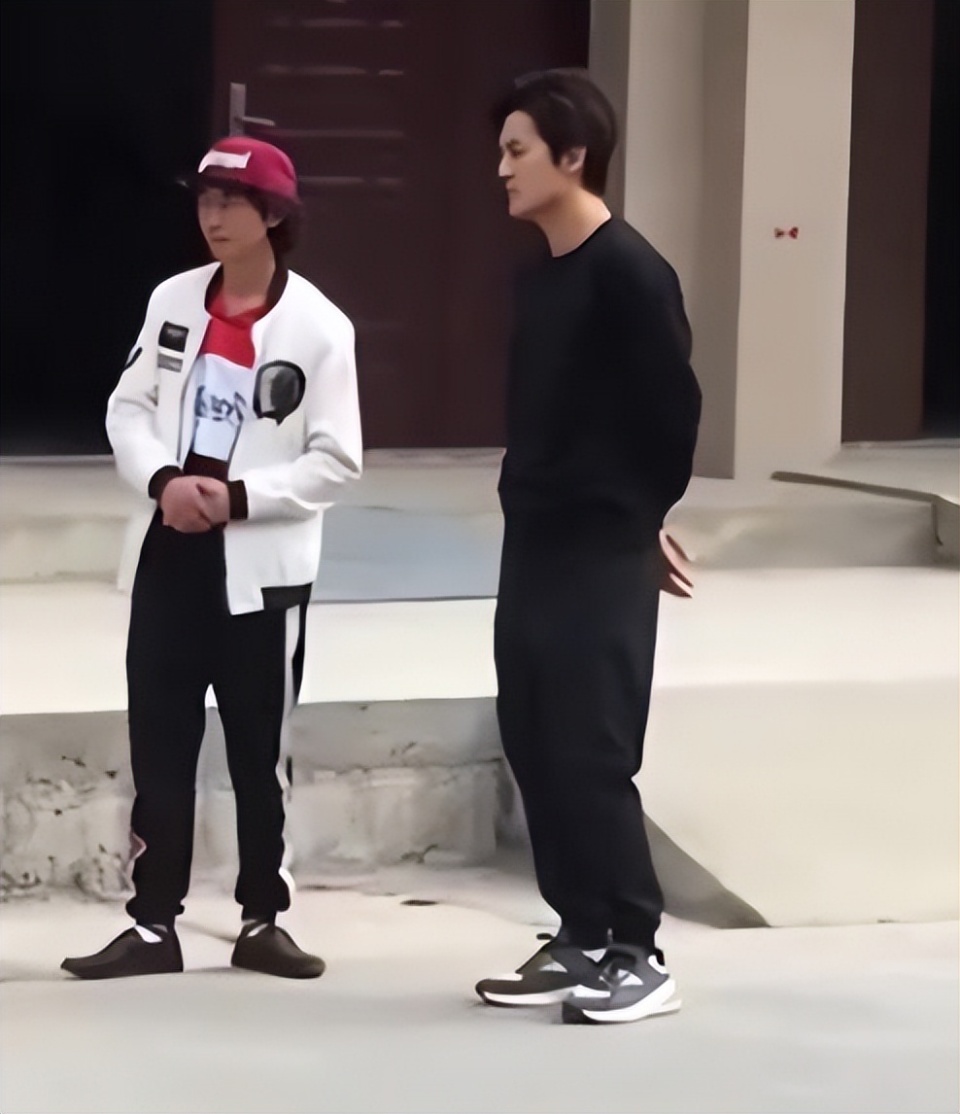 庞麦郎演唱会，吴克群送花篮为他加油：请继续绽放，继续摩擦_腾讯新闻