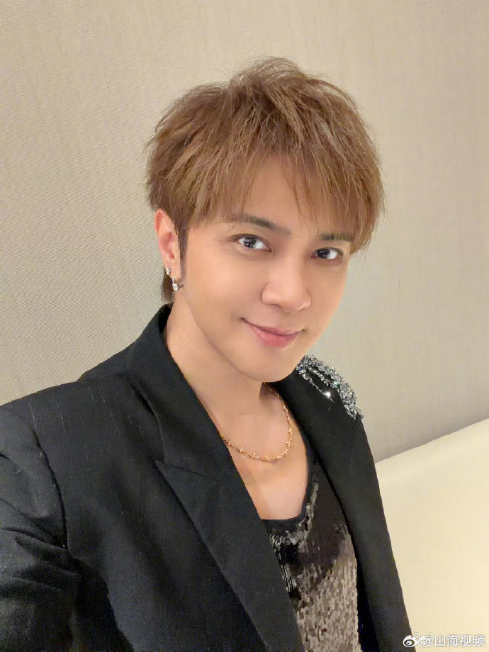 羅志祥現身上海浦東機場，舉日期牌子闢謠自己“猝死” - 