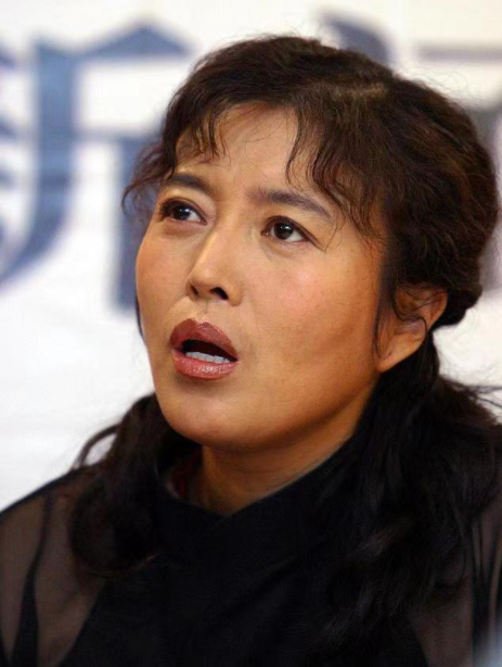 64岁丁嘉丽现状:满脸沧桑,不修边幅,年轻没管好下半身