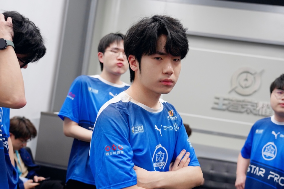 白衣透露estar首发挂牌四人,花海再次原地转会?t将军辟谣