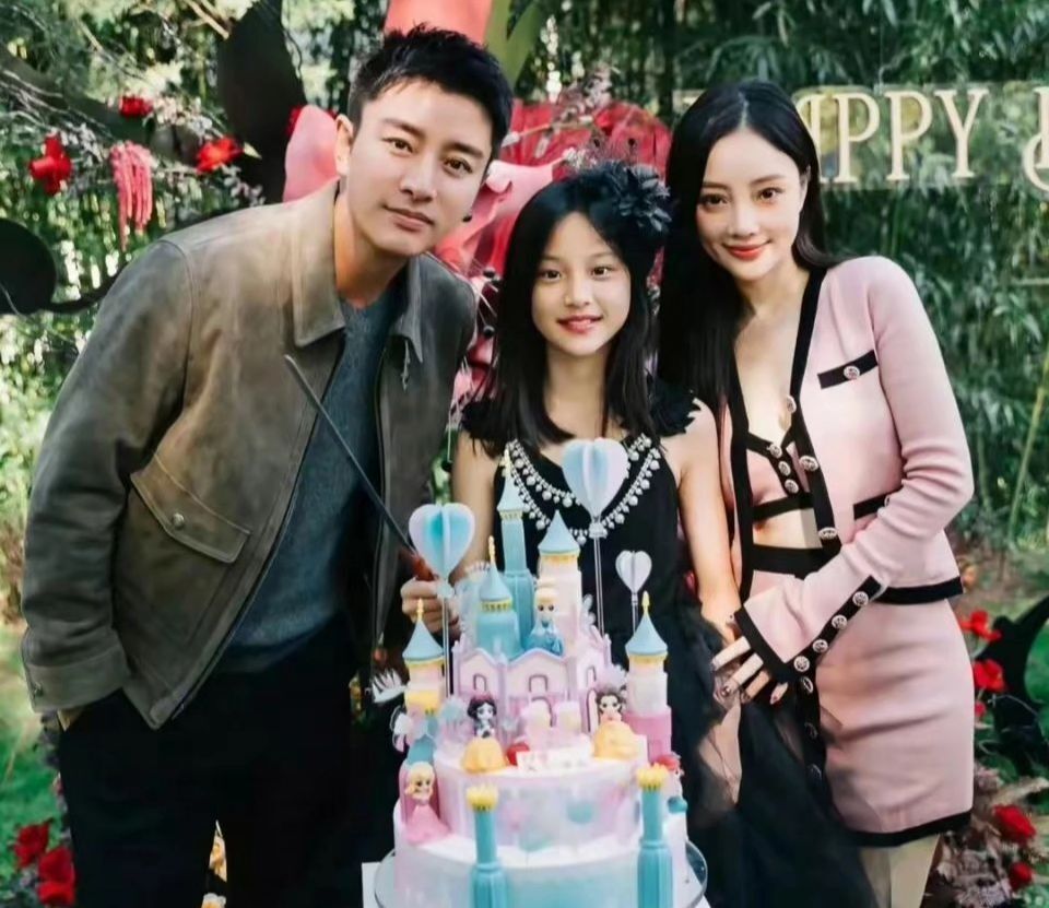 甜馨,李小璐现身董璇女儿生日宴,妈妈比女儿更有少女感,网友评价很