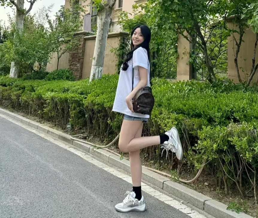 王中磊25岁女儿晒近照,王文也穿热裤秀长腿,高颜值好身材抢镜