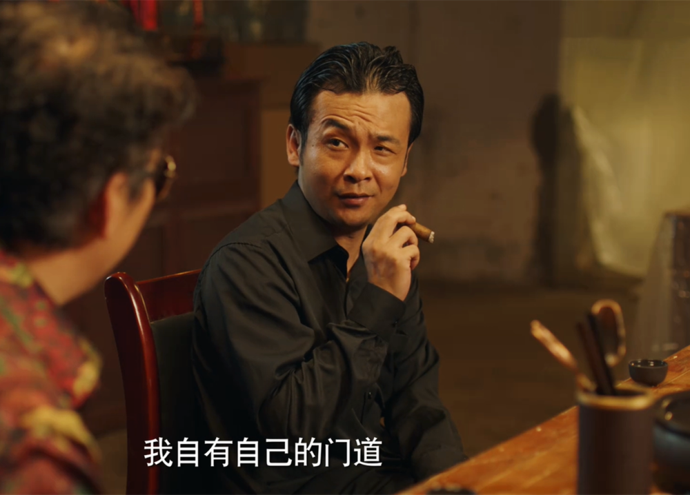 一千公斤,按照黄宗伟后来和谭老板的说法,得到了这批货,他就是坤沙