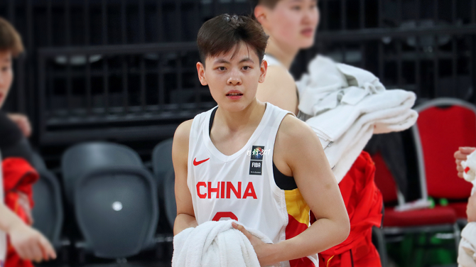 杨舒予怒斥偷拍者 得知被花钱代拍 回应太搞笑-腾讯新闻