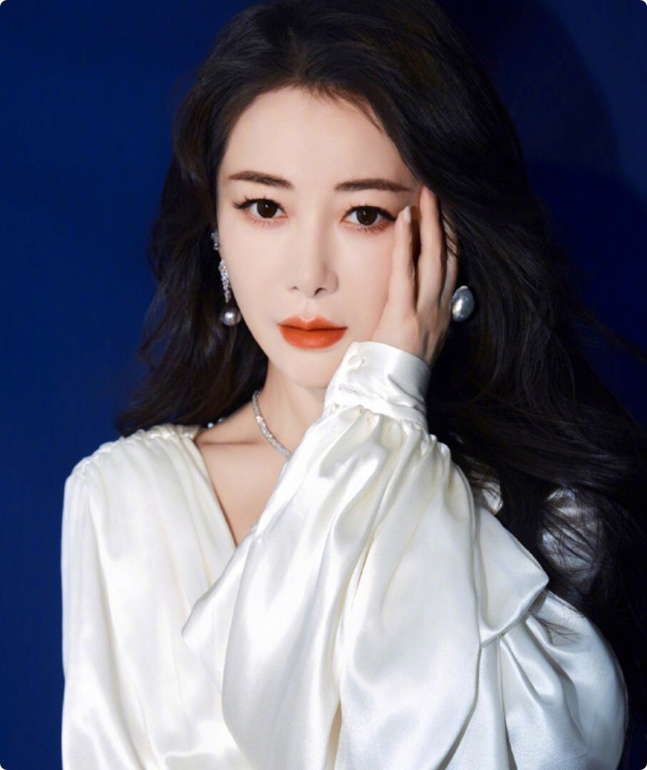 北京这一夜,被49岁陈紫函惊艳,皮肤嫩白油亮反光,身材