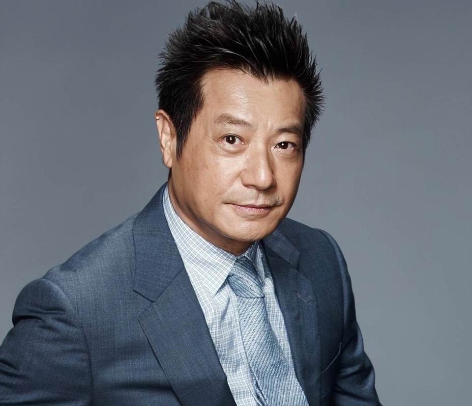 香港冻龄男神石修，满头白发突变沧桑，曾患胃部怪病一度暴瘦40磅_腾讯新闻