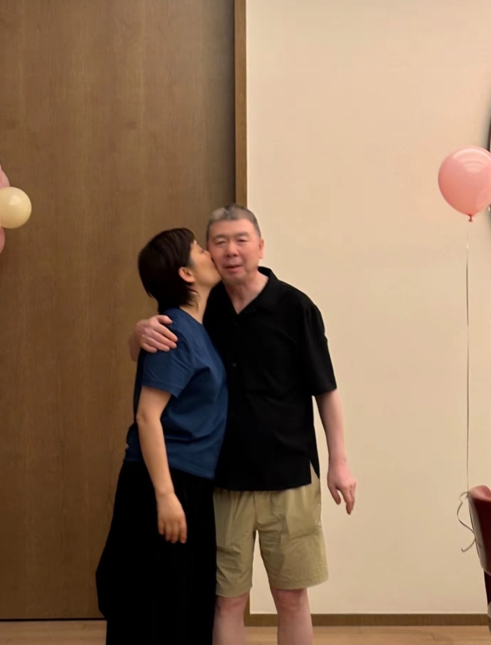 冯小刚将妻子搂入怀中,徐帆亲吻老公的脸颊,真没想到老夫老妻居然还能