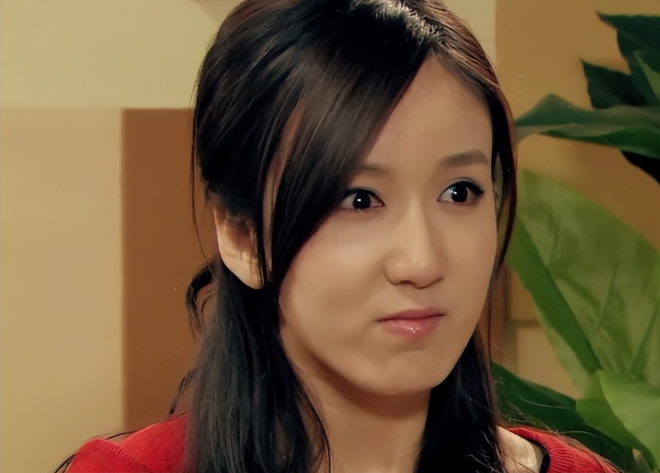 女神"胡一菲"新电影靠露大腿博取眼球,多年过去她竟沦落至此