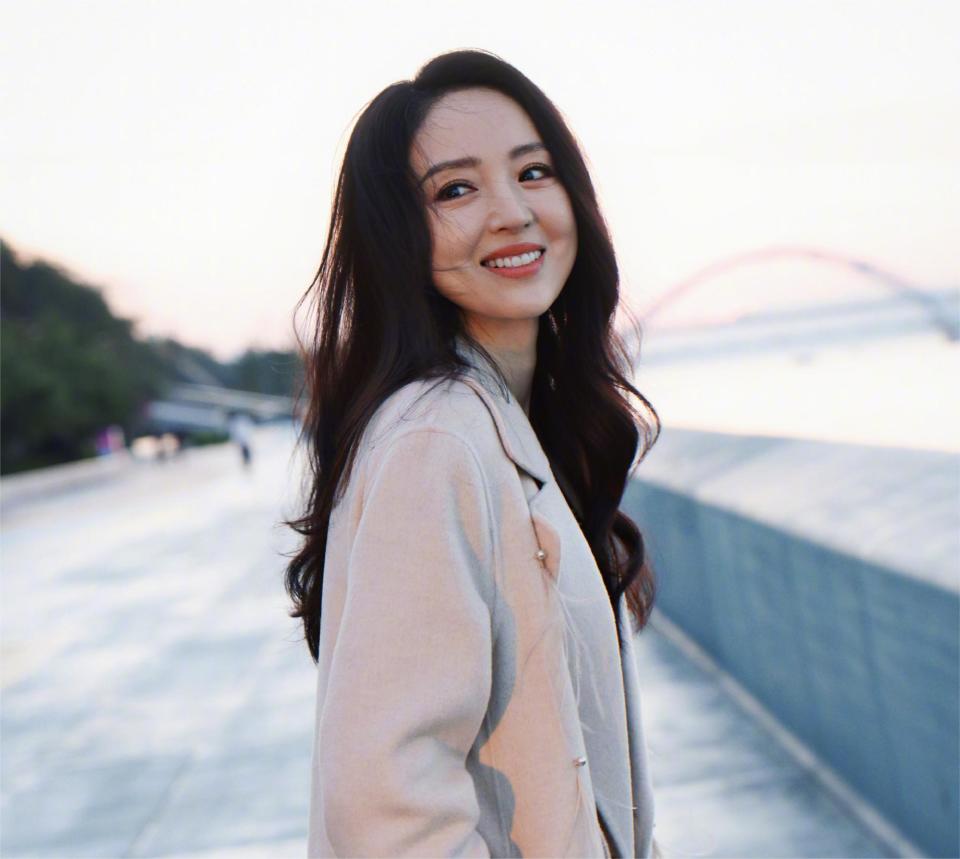 董璇怼网友哭错坟头上热搜,网友锐评:她跟董洁是对家?