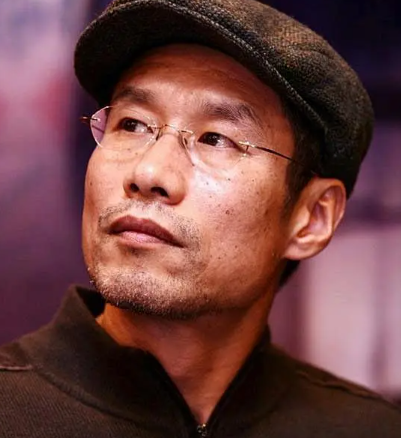 65岁影帝刘佩琦罕露面,须发皆白打扮朴素,被网友错认成tvb演员_腾讯