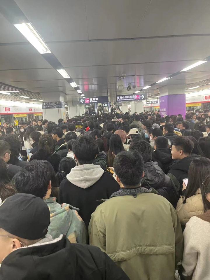 跨年的人们出动了,杭州地铁龙翔桥站已客流管控