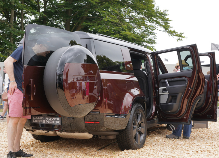 路虎卫士130抵达港口,配逆天8座椅,空间比肩mpv!