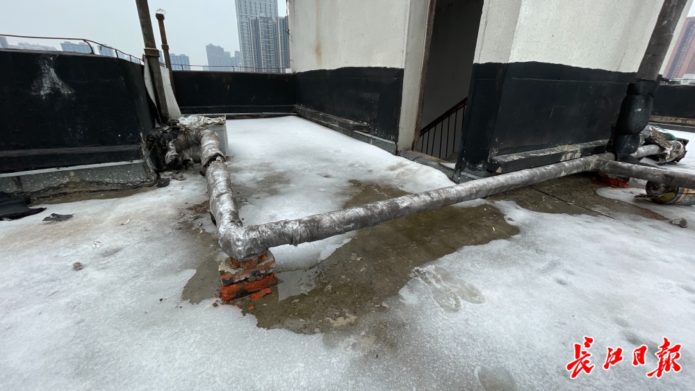 市民反映水管被冻,他们拿着高压锅,电磁炉来了