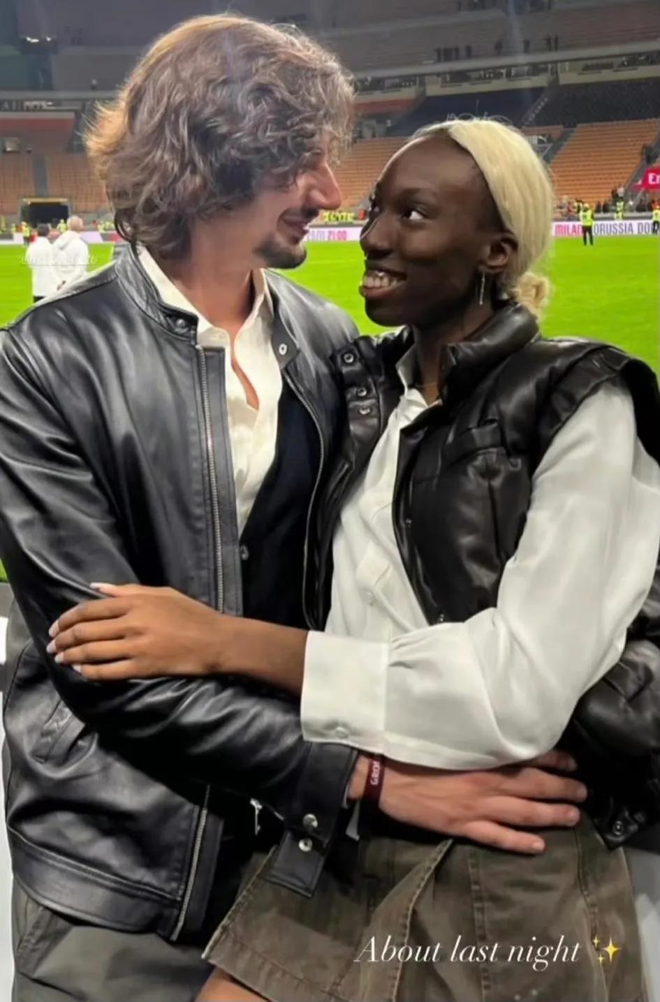 根据不完全统计,被艾格努承认的就有一位女朋友,两位男朋友,其余绯闻