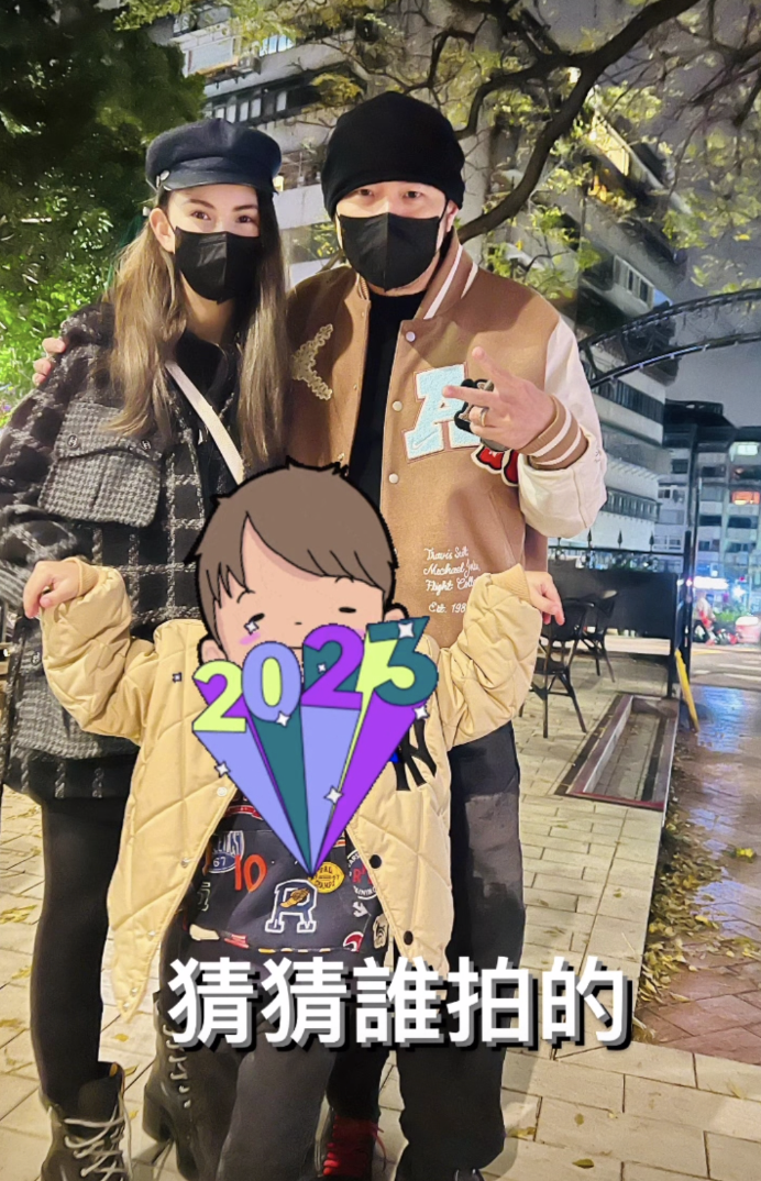 周杰伦新年带妻儿逛街,7岁小周周为家人拍照,牵手爸爸身高瞩目