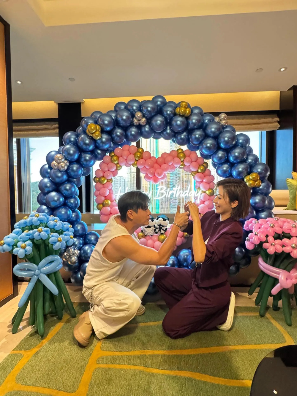 杨怡老公晒夫妇合体庆生照，二人世界好甜蜜，罗仲谦手臂肌肉抢镜_腾讯新闻
