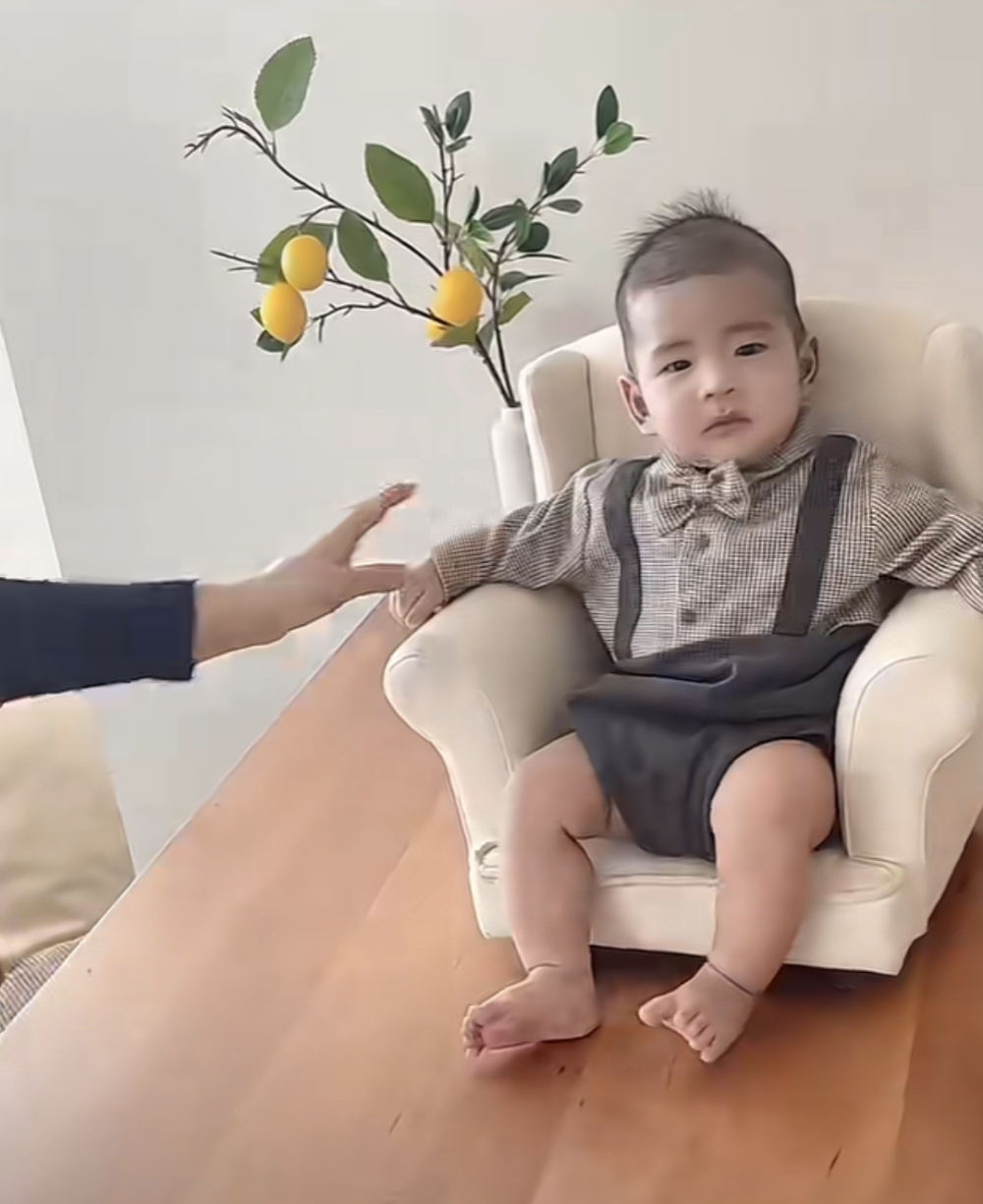 51岁闫学晶现身孙子百日宴,穿万元上衣笑容慈爱,宝宝从小被富养