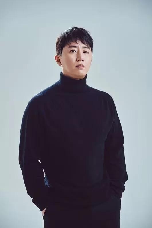 前职业游戏选手洪榛浩今年已年满 40 岁,他目前活跃于广播界以及扑克