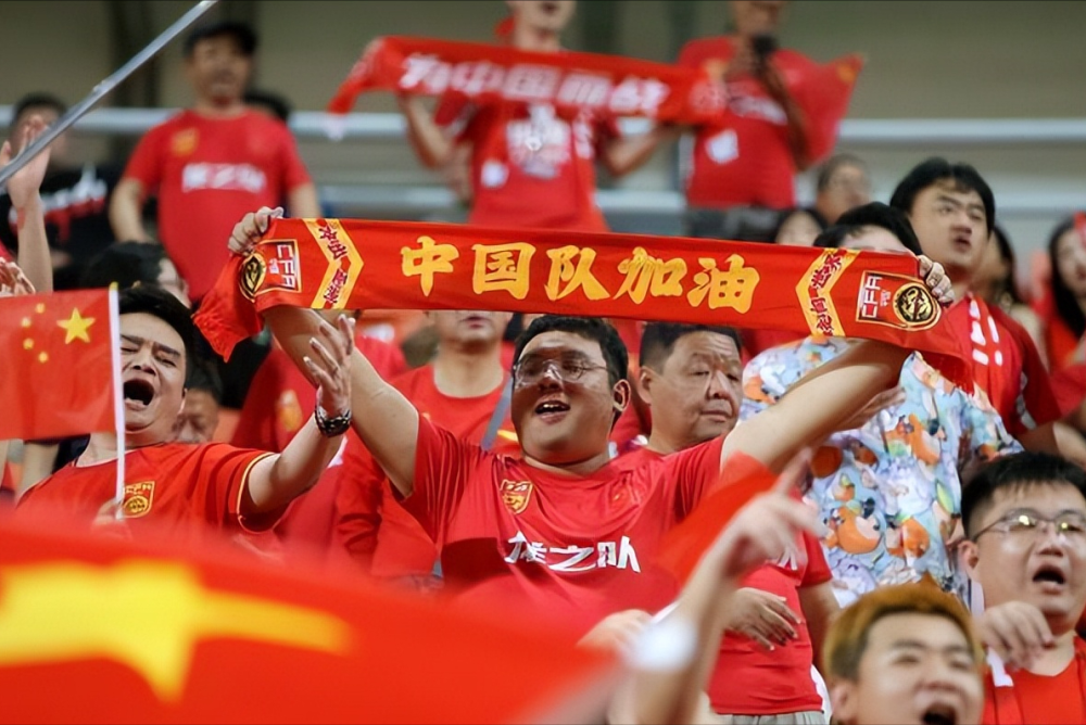 七人送机超200人凌晨接机,国足待遇大变,次战韩国一票难求-腾讯新闻