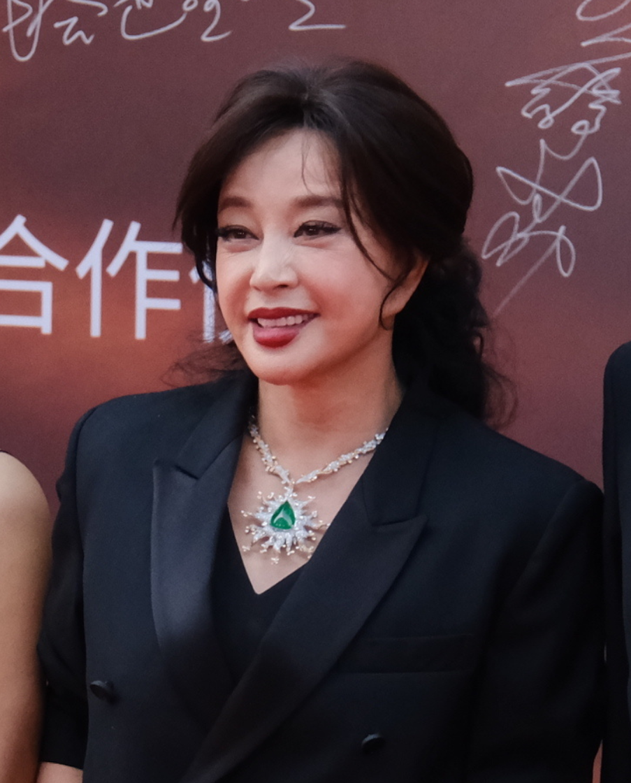 刘晓庆生图又崩了皮肤紧绷笑容僵硬比旁边天然脸的陈冲差太多