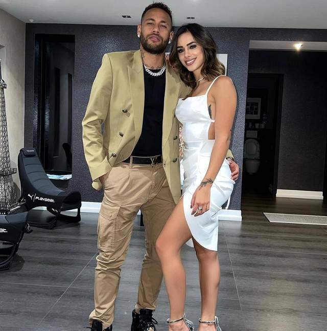 内马尔女友晒孕照露香肩大长腿纹身若隐若现是安东内拉闺蜜