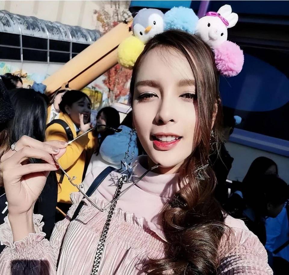 "人妖皇后"妮莎:被称为泰版baby,内地富豪顶着压力娶回家-腾讯新闻