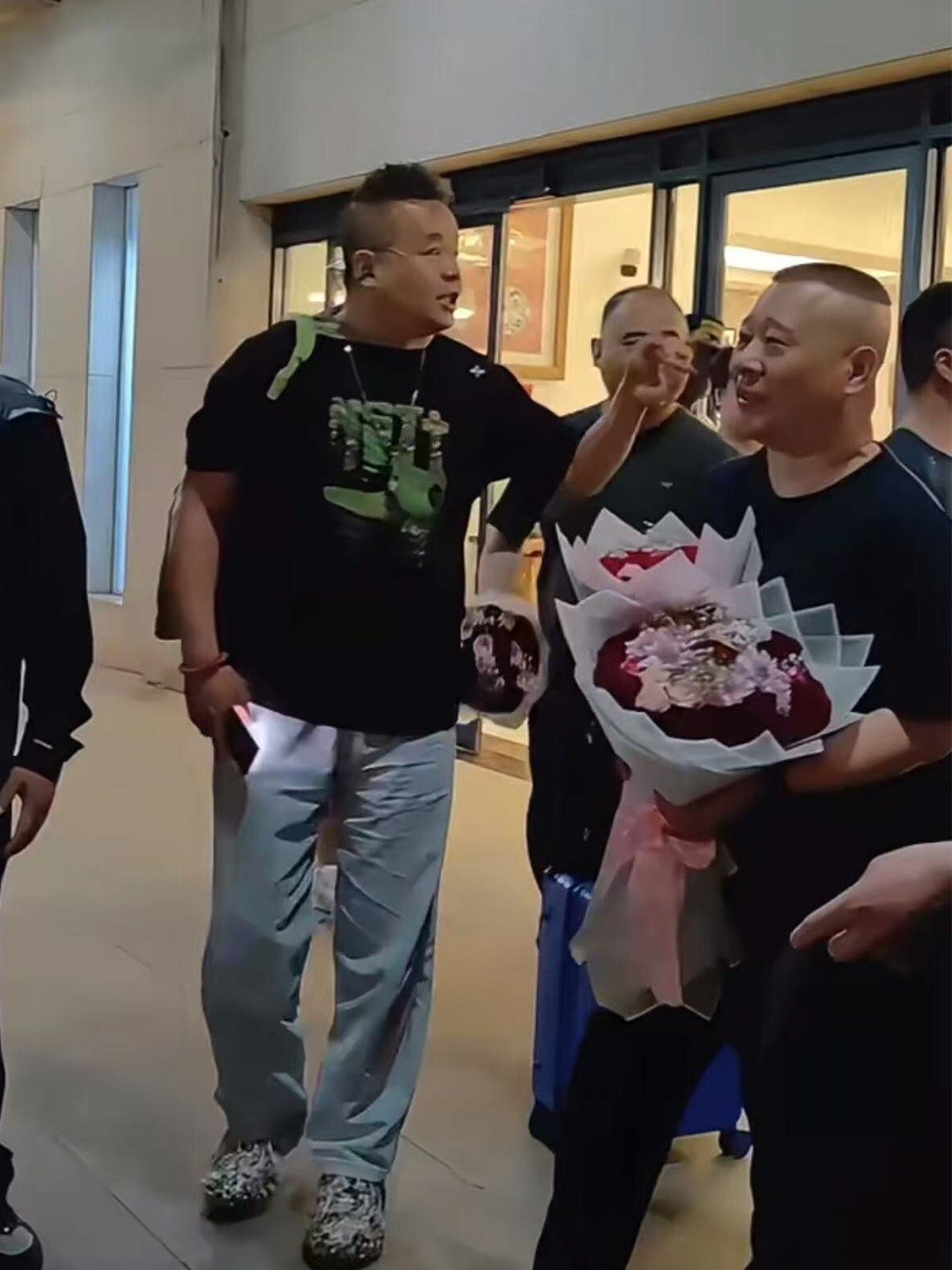 郭德纲南非接受央视采访,大谈出国商演,引热议,郭德纲有资格
