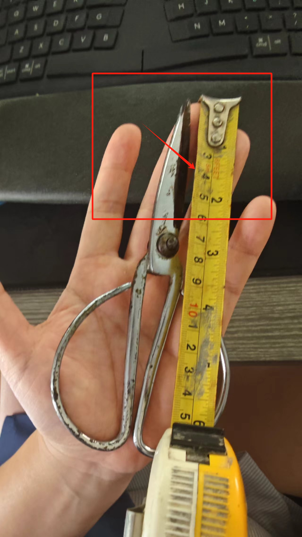 的人拿着大剪刀去扎(目测和图中的相仿)26刀分散的,伤深均不足4厘米